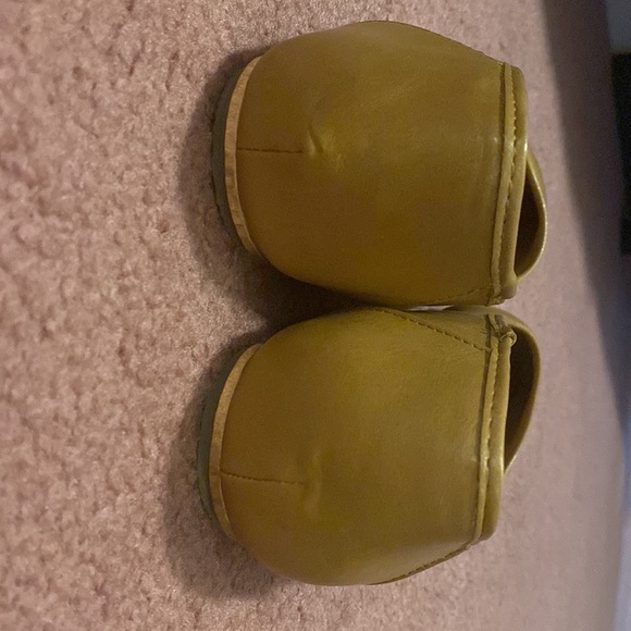 Woman’s Beige Flats (Sz 9W) - Picture 3 of 4